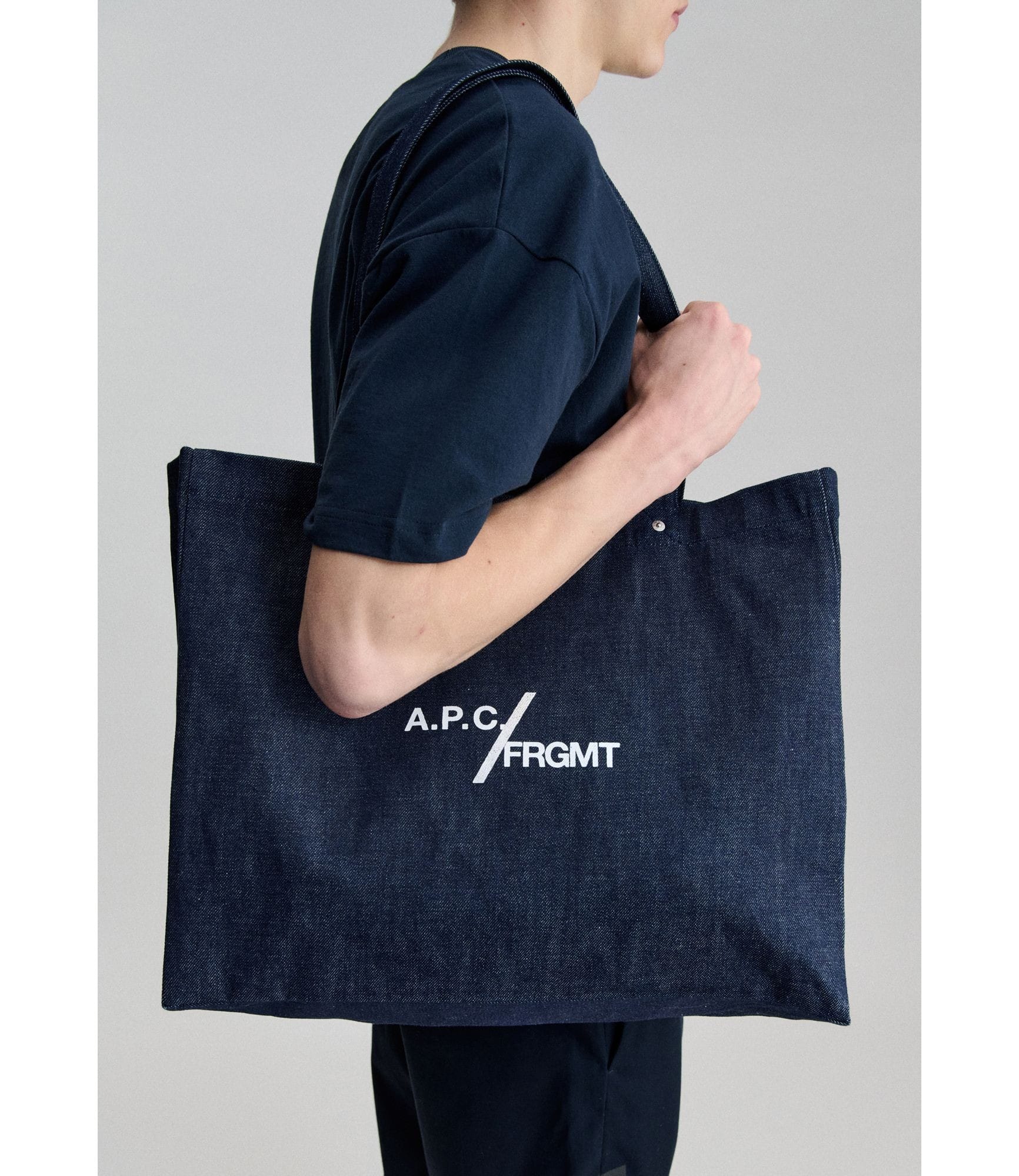 A.P.C. ショッピングバック 新品未使用 A.P.C. FRGMT. Je Sors Ce Soir ショッピングバッグ｜UNISEXE / SACS